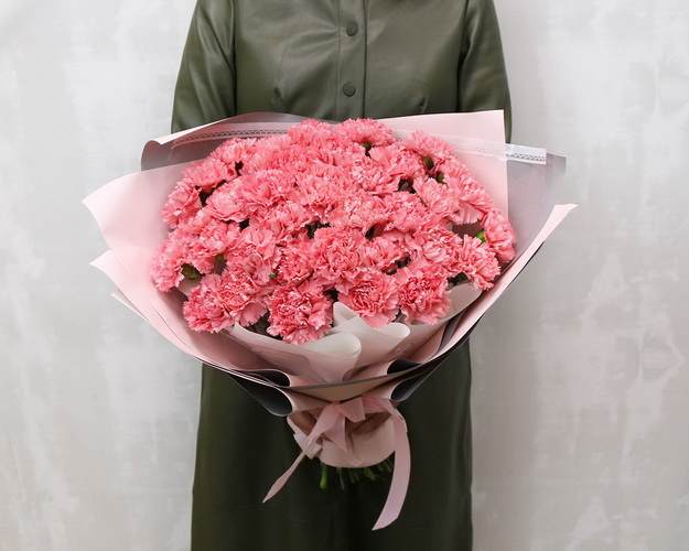 Букет із 35 рожевих гвоздик у стильній упаковці.