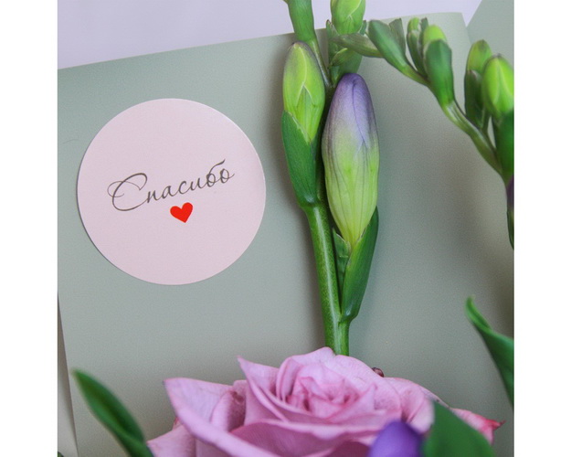 Букет із 35 рожевих гвоздик у стильній упаковці.