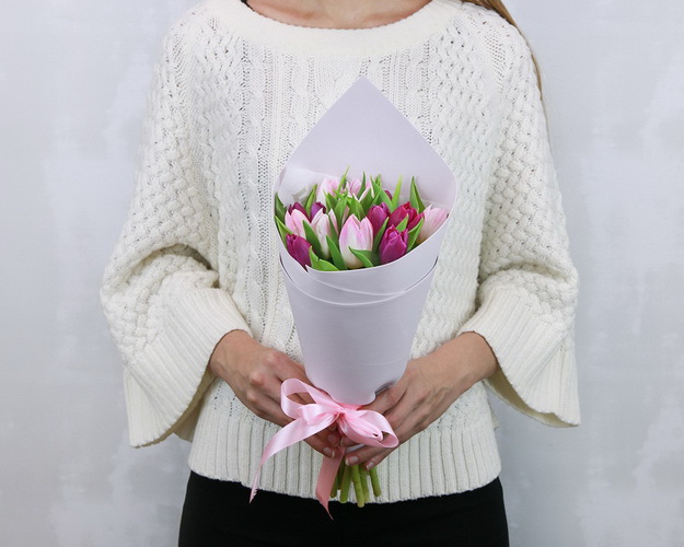 Букет із 15 тюльпанів мікс в упаковці