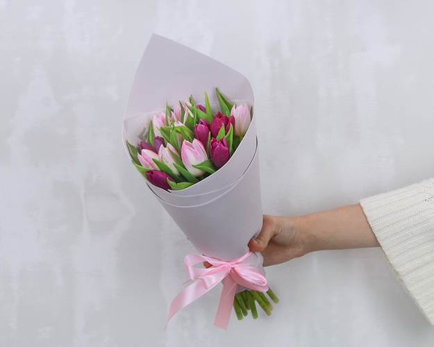 Букет із 15 тюльпанів мікс в упаковці