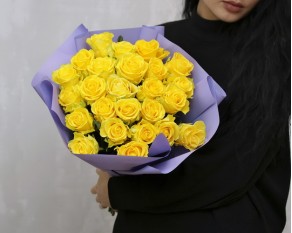 Букет із 25 жовтих троянд в упакуванні