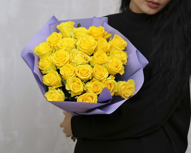 Букет із 25 жовтих троянд в упакуванні