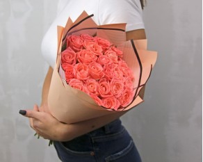 Букет із 25 коралових троянд в упакуванні