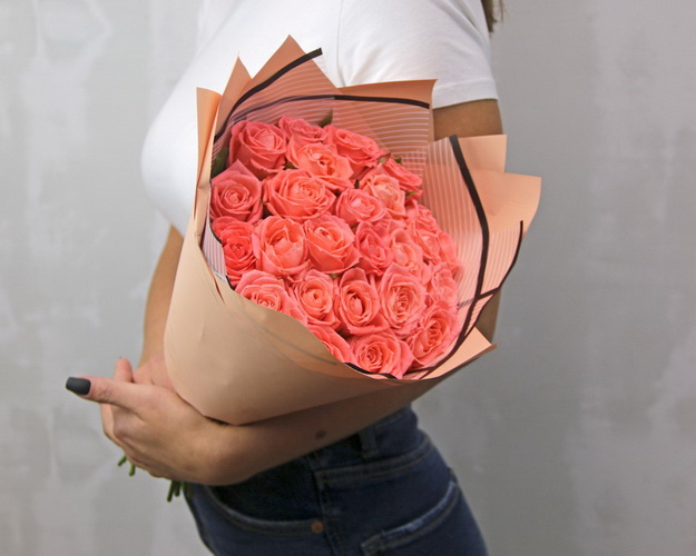 Букет із 25 коралових троянд в упакуванні