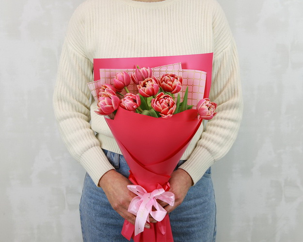 Букет з 9 піоноподібних тюльпанів в упаковці