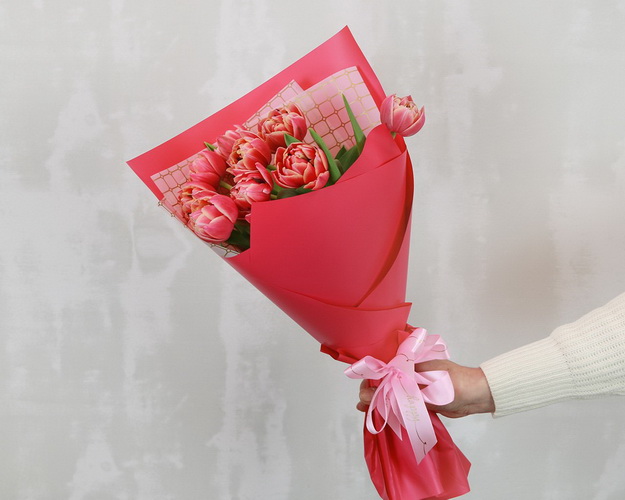 Букет з 9 піоноподібних тюльпанів в упаковці