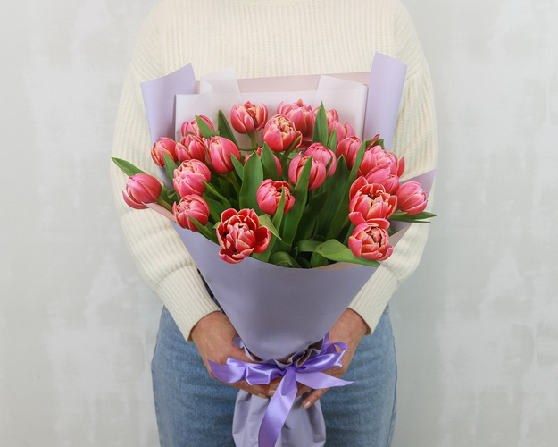 Букет із 25 піоноподібних тюльпанів в упаковці.