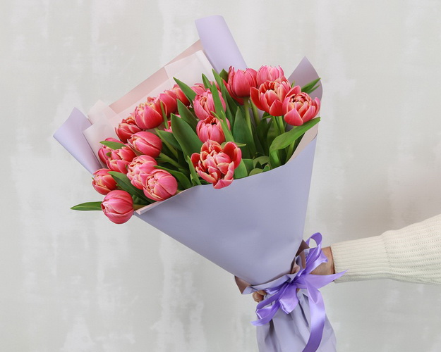 Букет із 25 піоноподібних тюльпанів в упаковці.
