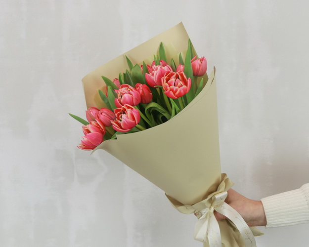 Букет з 15 піоноподібних тюльпанів в упаковці