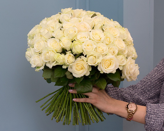 Букет із 101 білоі троянди