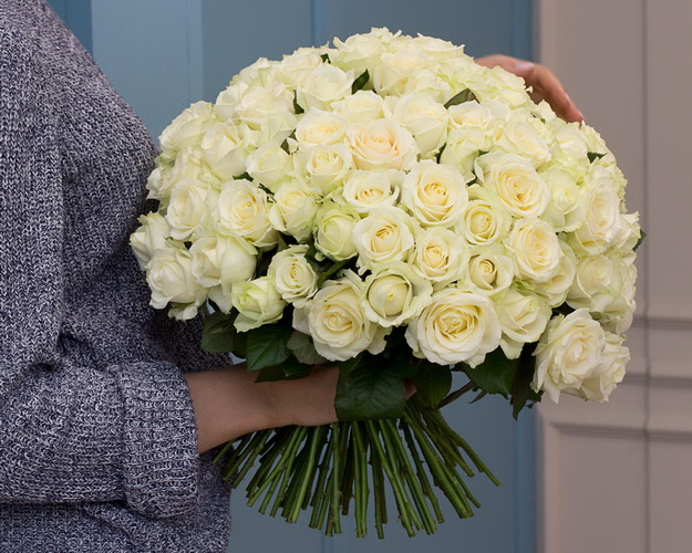 Букет із 101 білоі троянди