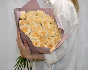 Букет із 25 кремових троянд в упакуванні