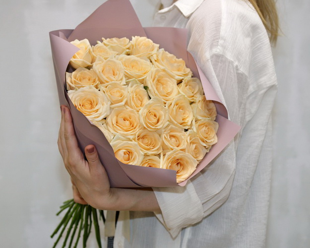 Букет із 25 кремових троянд в упакуванні