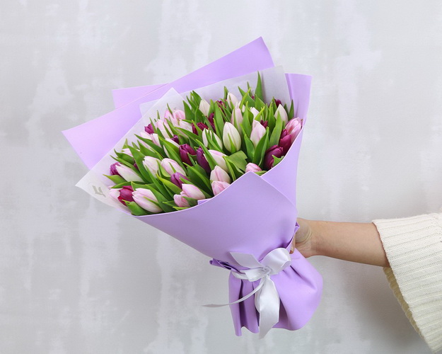 Букет із 51 тюльпану мікс в упаковці