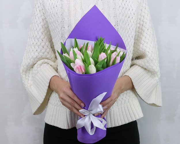 Букет із 25 тюльпанів в упаковці Мікс