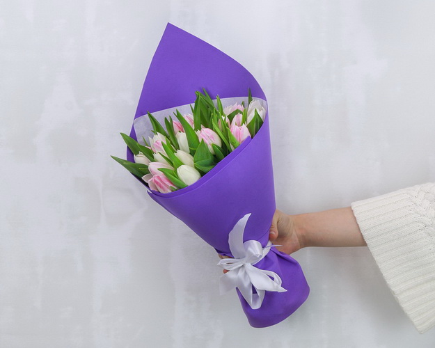 Букет із 25 тюльпанів в упаковці Мікс