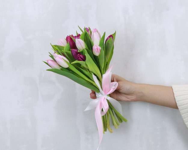 Букет із 15 тюльпанів мікс під стрічку