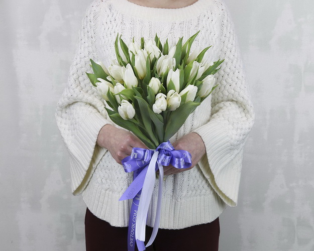 Букет із 25 білих тюльпанів стандарт під стрічку