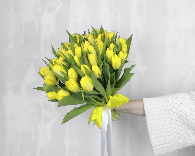 Букет із 51 жовтого тюльпану під стрічку.