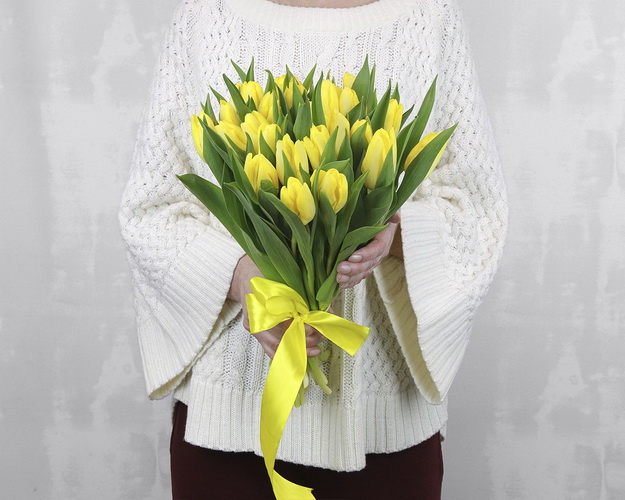 Букет із 25 жовтих тюльпанів стандарт під стрічку