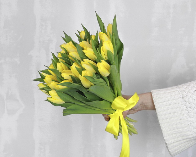 Букет із 25 жовтих тюльпанів стандарт під стрічку