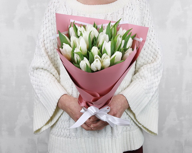 Букет з 25 білих тюльпанів у стильній упаковці