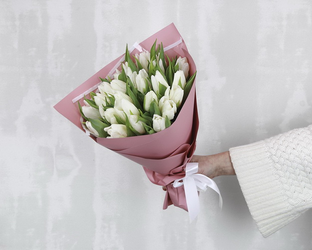Букет з 25 білих тюльпанів у стильній упаковці