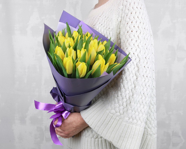 Букет із 25 жовтих тюльпанів у дизайнерській упаковці