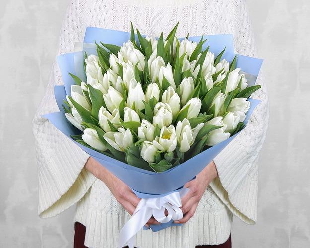 Букет із 51 білого тюльпану у стильній упаковці.