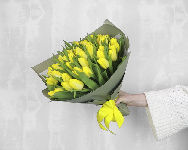 Букет із 51 жовтого тюльпану у стильній упаковці.