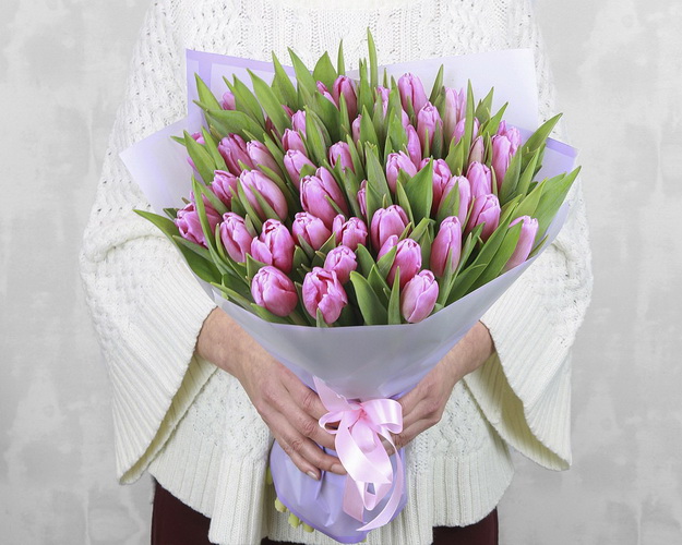 Букет із 51 рожевого тюльпану у стильній упаковці.
