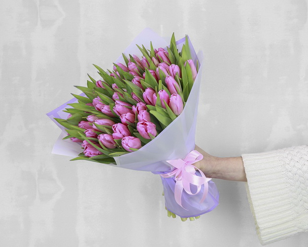Букет із 51 рожевого тюльпану у стильній упаковці.