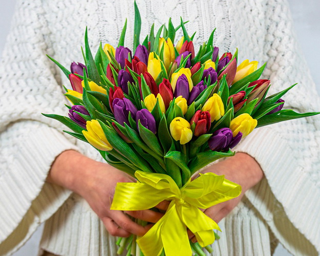 Букет із 51 тюльпану яскравий мікс під стрічку
