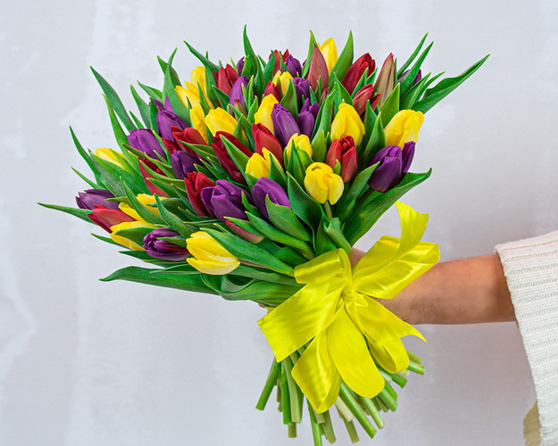 Букет із 51 тюльпану яскравий мікс під стрічку