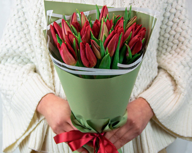 Букет із 25 червоних тюльпанів в упаковці