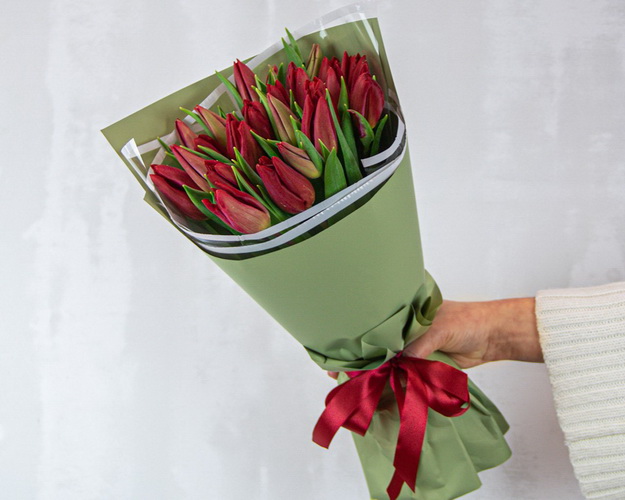 Букет із 25 червоних тюльпанів в упаковці