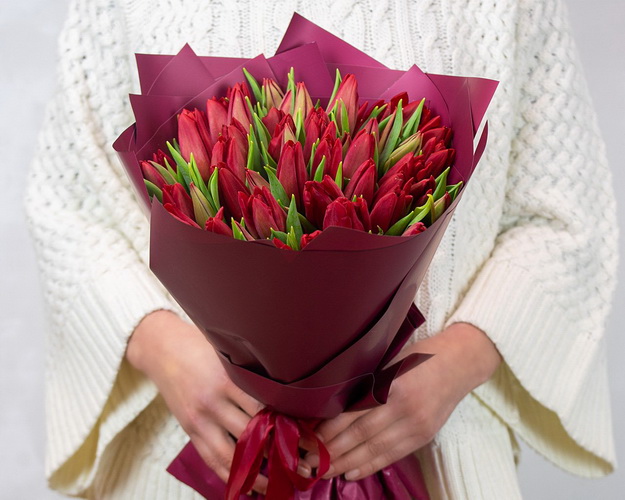 Букет із 51 червоного тюльпану у стильній упаковці