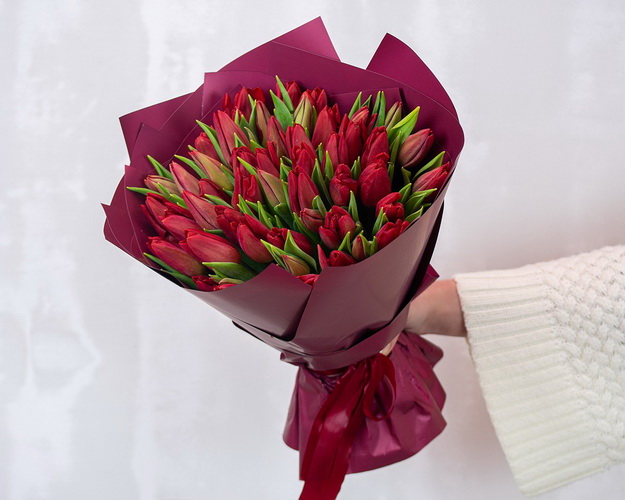 Букет із 51 червоного тюльпану у стильній упаковці
