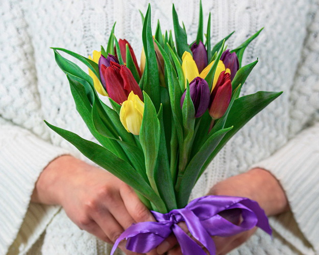 Букет із 15 тюльпанів яскравий мікс під стрічку