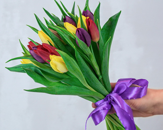 Букет із 15 тюльпанів яскравий мікс під стрічку