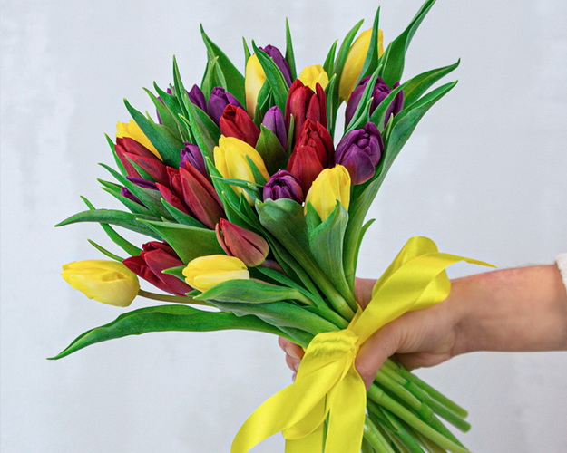 Букет із 25 тюльпанів яскравий мікс під стрічку