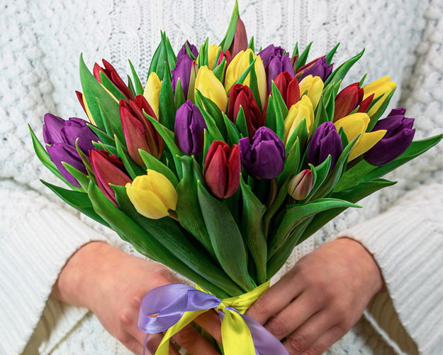 Букет із 35 тюльпанів яскравий мікс під стрічку