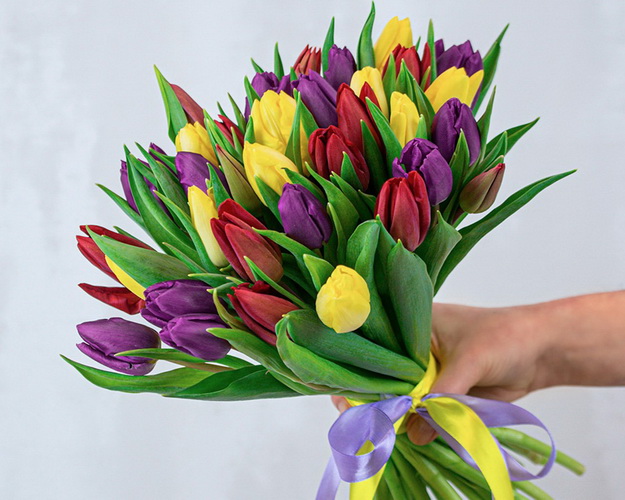 Букет із 35 тюльпанів яскравий мікс під стрічку