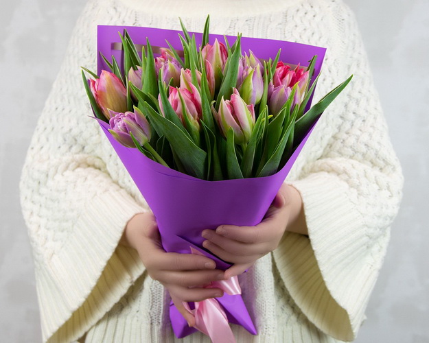 Букет із 15 тюльпанів піоноподібних мікс у дизайнерській упаковці