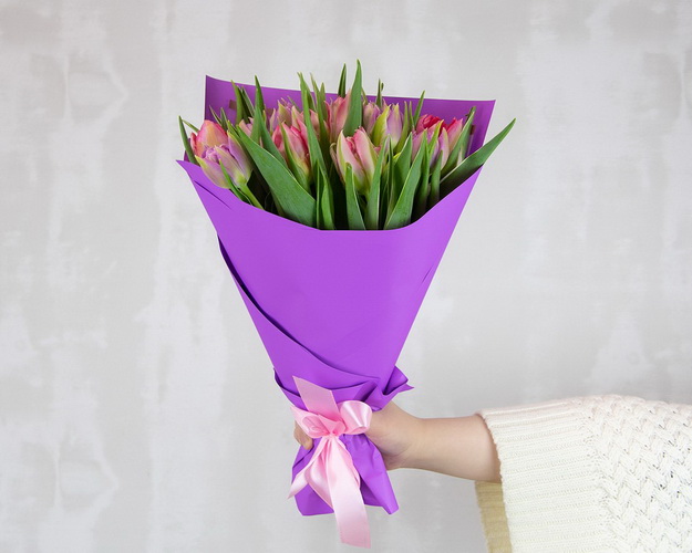 Букет із 15 тюльпанів піоноподібних мікс у дизайнерській упаковці