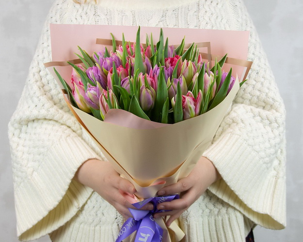 Букет з 25 тюльпанів піоноподібних мікс у дизайнерській упаковці