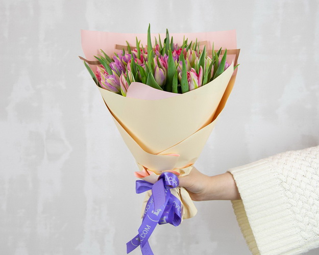 Букет з 25 тюльпанів піоноподібних мікс у дизайнерській упаковці