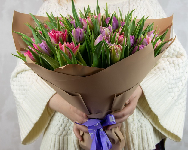 Букет з 51 тюльпану піоноподібного міксу в стильній упаковці.