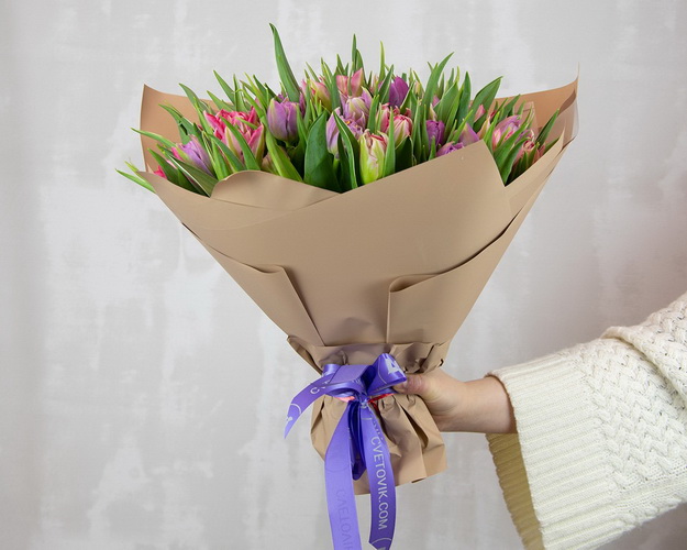 Букет з 51 тюльпану піоноподібного міксу в стильній упаковці.