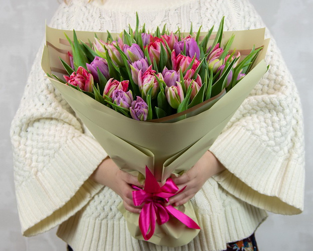 Букет із 35 тюльпанів піоноподібних мікс у дизайнерській упаковці
